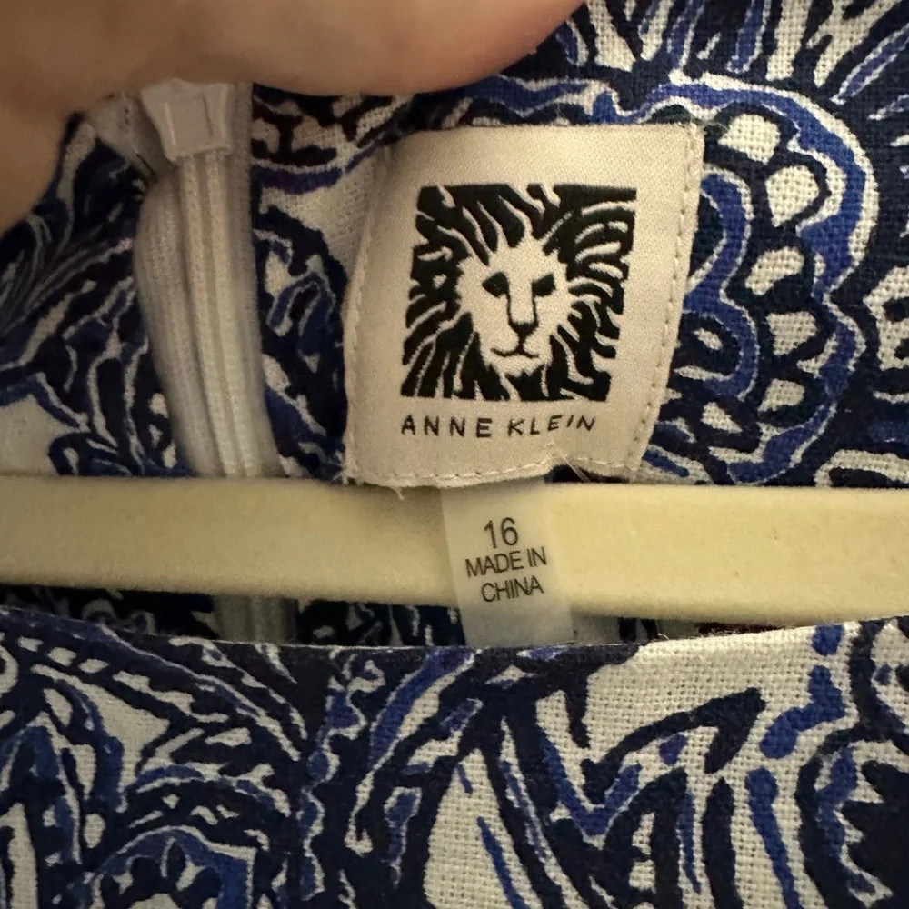 Anne Klein 16 sleeveless Elegant Blue and White Paisley Dress with wrap belt - Picture 2 of 9